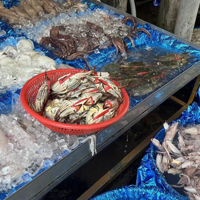 縣府稽查人員現場製單並要求禁止販售，成今年首罰。（民眾提供／吳建輝彰化傳真）