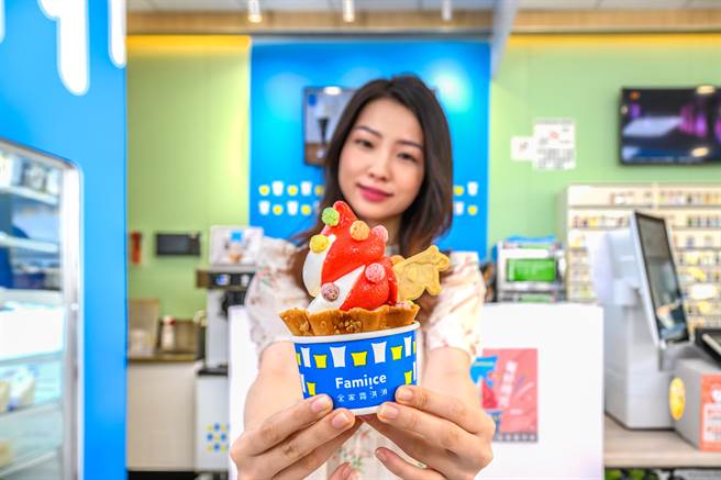 全家为迎接Fami!ce霜淇淋品牌10周年，于台中永定店、大里河堤店打造特色体验店，并推限定的「Fami!ce缤菓圣代」，69元。（全家提供／朱世凯台北传真）