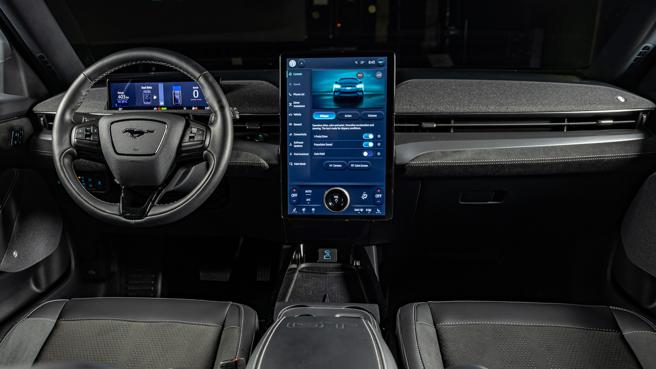 10.2吋数位化仪表板、15.5吋直立式中控萤幕内建SYNC 4A娱乐通讯整合系统及B&O音响系统等丰富科技配备。（福特六和提供／陈大任台北传真）