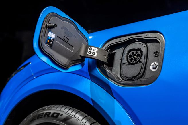 提供150kW CCS2快充规格，可于约33分钟（Select车型）及45分钟（Premium／GT车型）完成10至80％快速充电。（福特六和提供／陈大任台北传真）