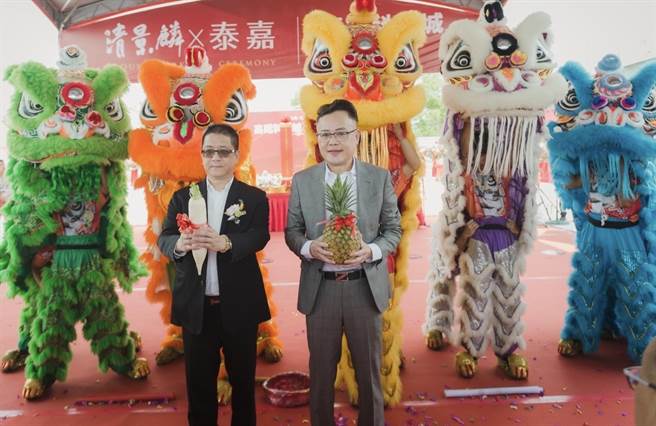 清景麟建筑团队董事长林聪麟及泰嘉开发董事长吕金发看好嘉义房市。（柯宗纬翻摄）