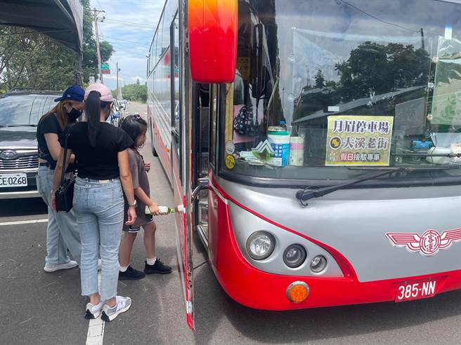 桃园市交通局试办假日免费接驳车往返月眉停车场至大溪老街，统计平均每日搭乘176人次。（桃园市交通局提供／吕筱蝉桃园传真）