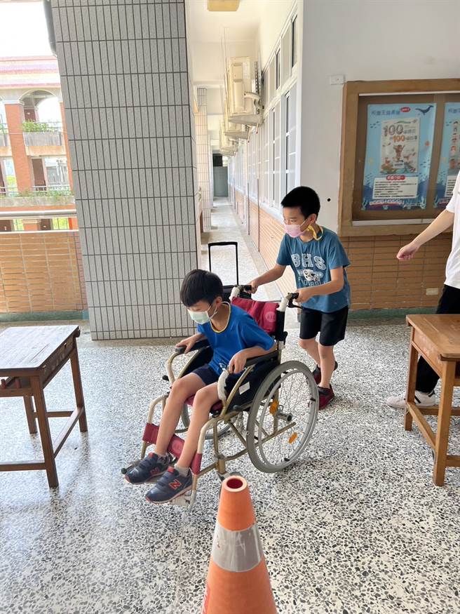 嘉義市世賢國小小朋友體驗輪椅過馬路的不便。（嘉義市政府提供／廖素慧嘉市傳真）