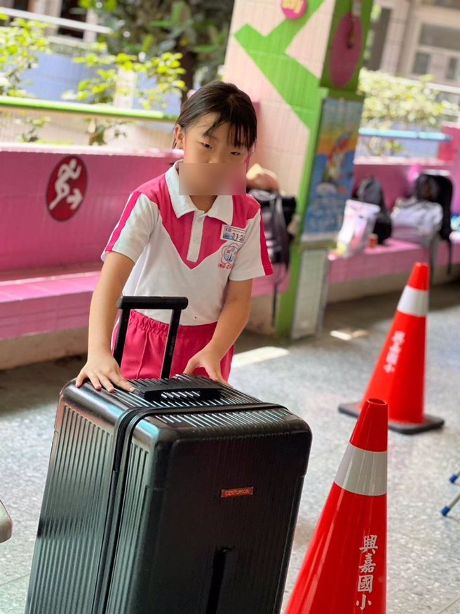 嘉義市國小小朋友體驗拉行李走路的不便利，認識人本交通。（嘉義市政府提供／廖素慧嘉市傳真）