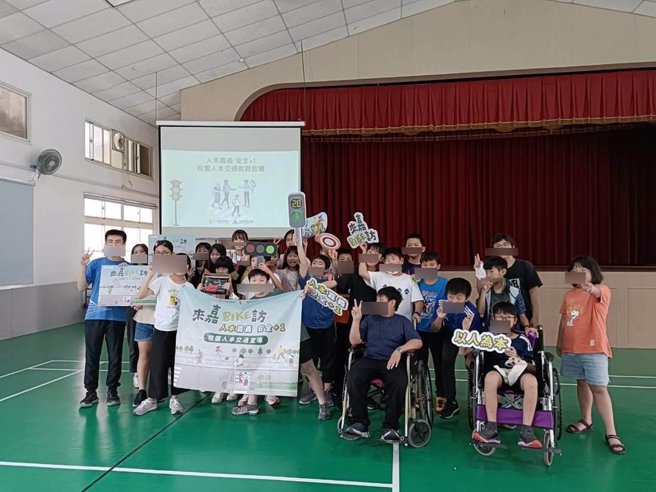 嘉大附小小朋友認識人本交通。（嘉義市政府提供／廖素慧嘉市傳真）