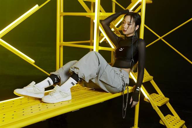 PUMA邀请吴卓源时下流行潮装，流行系列 Dare To 微高领网布薄长 T 恤1580元、流行系列 Dare To 休閒背心1280元、流行系列 Dare To 宽松长风裤2780元、Slipstream Selflove鞋款3580元。（PUMA提供／朱世凯台北传真）