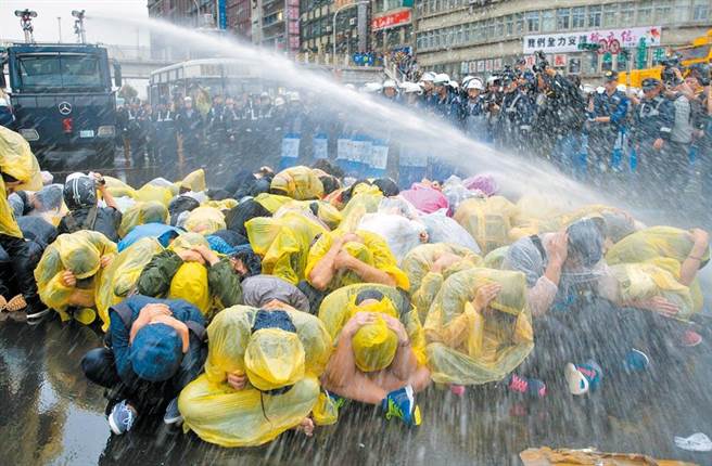 全国废核行动平台2014年4月27日号召5万人在凯道集结，游行到北市忠孝西路、中山南路时，民眾就地躺下占领忠孝西路，警方28日凌晨3时许展开强制驱离，镇暴车喷射强力水柱加上抬人交互运用，将反核群眾驱离现场，结果被判国赔。（本报资料照片）