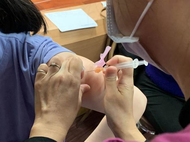 桃园疫苗接种有86件异常，遭审计处要求改善。图为疫苗接种示意图，与本新闻无关。（陈梦茹摄）