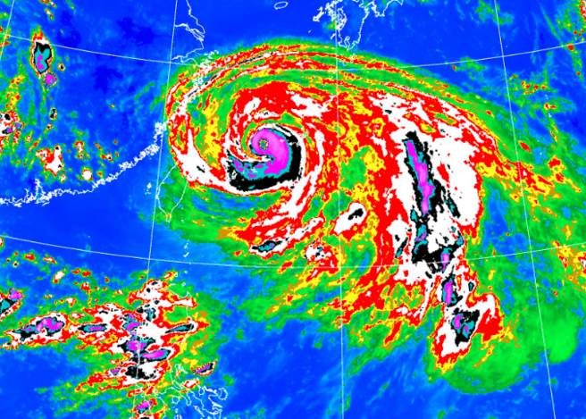 卡努颱风逐渐逼近台湾，目前气象局已发布海警、陆警。（翻摄自气象局）
