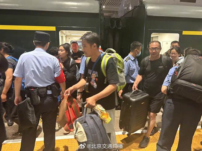 滞留2天2夜的K396乘客陆续脱困：这一刻，泪眼婆娑。 图为8月2日K396次列车首批328名被困乘客抵达北京丰台站，恍如隔世。（@北京交通广播）