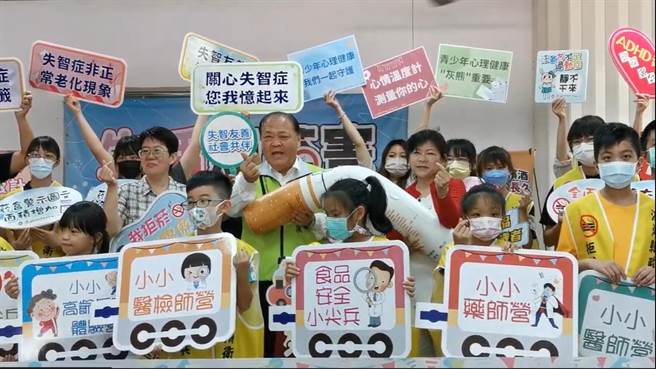 澎湖县长陈光復与30位国中小学员齐聚一堂，透过欢乐活动，让学员瞭解菸害。（澎湖卫生局提供／许逸民澎湖传真）