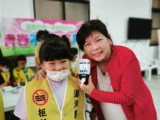 反菸生力军CO（一氧化碳）检测仪操作，让学员知道CO检测仪就像酒测器般，可测出呼气中一氧化碳浓度，藉以辨别有无抽菸。（澎湖卫生局提供／许逸民澎湖传真）