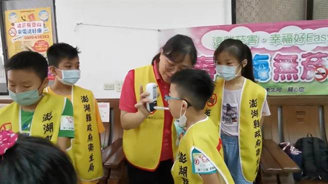 反菸生力军试吹CO（一氧化碳）检测仪操作。（澎湖卫生局提供／许逸民澎湖传真）