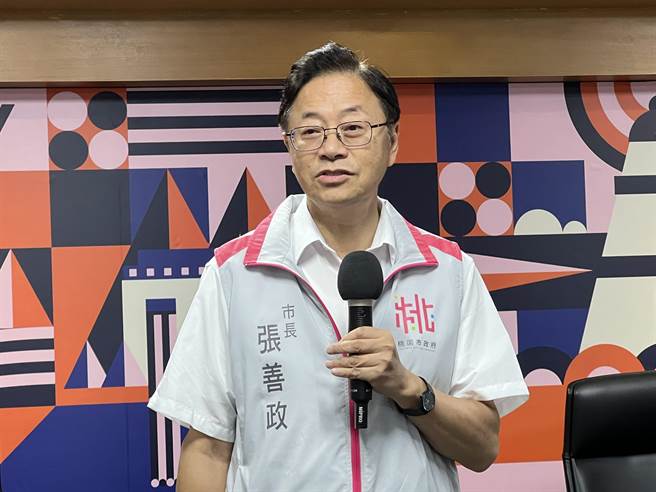 中颱卡努来势汹汹，北北基宣布3日停班课，但桃园市长张善政表示，桃园根据气象局预报，距离停班、停课还有一段差距，不跟进放假，张善政的脸书被网友灌爆。（资料照／蔡依珍摄）