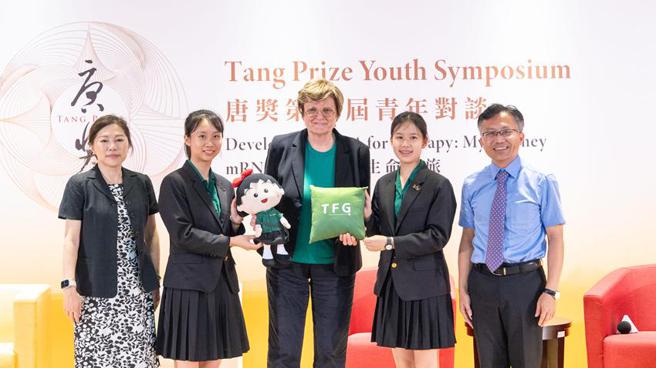 北一女致赠纪念礼品给唐奖第五届生技医药奖得主卡塔林．卡里科博士（中）。（图／唐奖教育基金会提供）