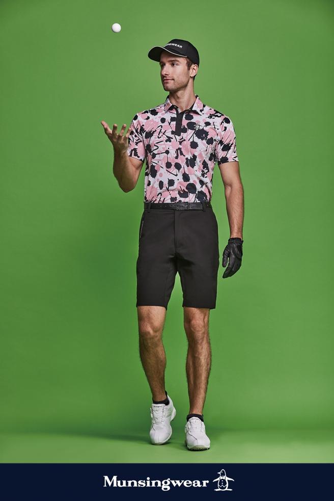 远百嘉义企鹅Munsingwear粉色度假感印花短袖透气棉衫，售价8490元、优惠价6792元。（远百提供）