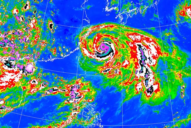 卡努颱風逼近北台灣，氣象局傍晚發布陸上颱風警報。（氣象局）