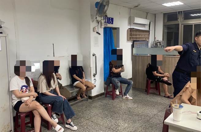 基隆市警方在铁路街一带破获3处所，查获15名女生非法从事性交易。（翻摄照片／张志康基隆传真）