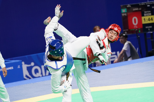 跆拳道好手鍾俊傑(右)不敵土耳其今年世錦賽銅牌名將阿特什利，無緣奪金獲得銀牌。(大專體總提供／黃邱倫台北傳真)