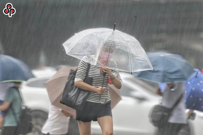 中央气象局傍晚发布卡努颱风陆上警报。（本报资料照）