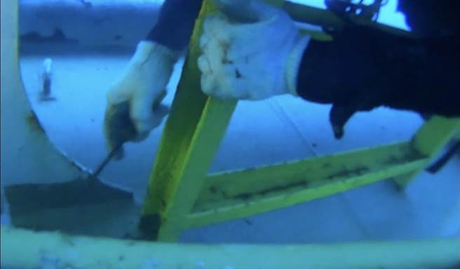 潜水员下水加固昨日发现疑似渗油点。（翻摄照片／洪靖宜高雄传真）