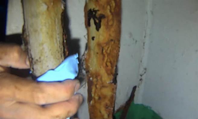 潜水员下水加固昨日发现疑似渗油点。（翻摄照片／洪靖宜高雄传真）