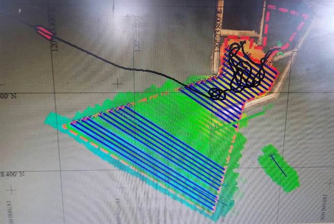 测量船利用「多音束侧扫声纳」搜寻中芸渔港水域情形。（翻摄照片／洪靖宜高雄传真）