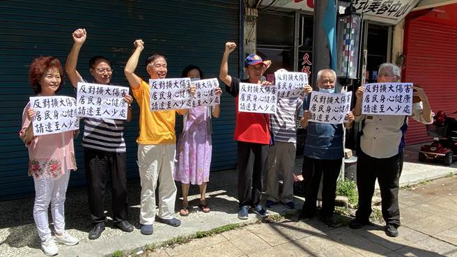 金門山外村民質疑台灣固網在市區偷設基地台機房，今日聚集在其承租的透天厝外舉牌抗議。(于家麒攝)