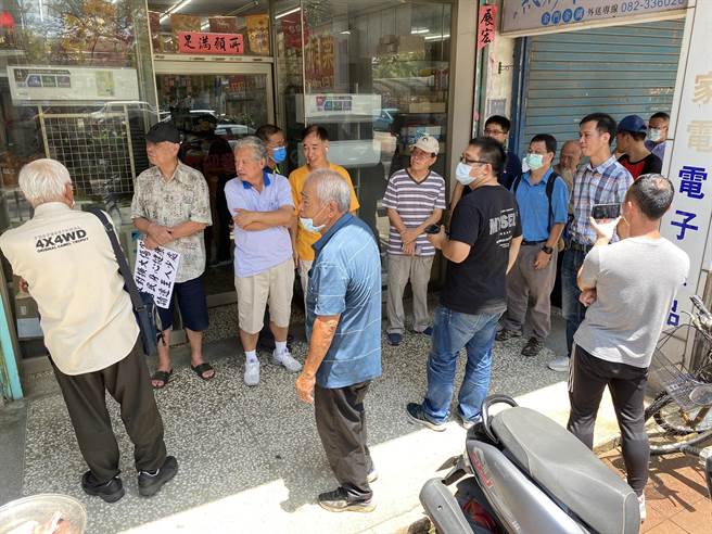 山外村附近住戶代表擔心健康問題，要求台灣固網將基地台機房遷離市區。(于家麒攝)