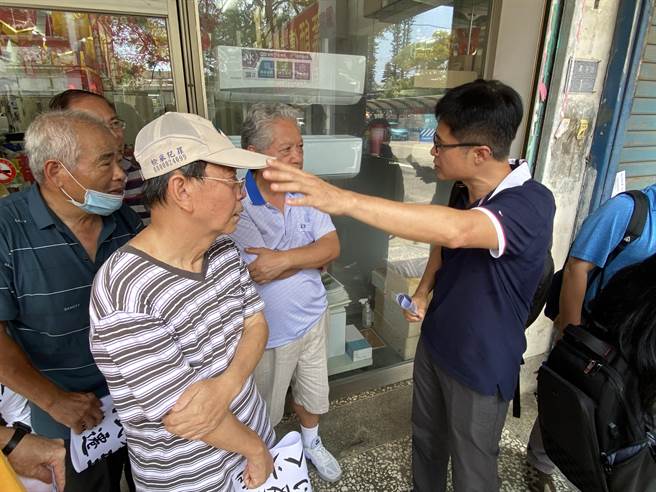 台灣固網派出代表(右一)到場向居民說明，該處僅是光纜的備份路由中繼集線端機房。(于家麒攝)