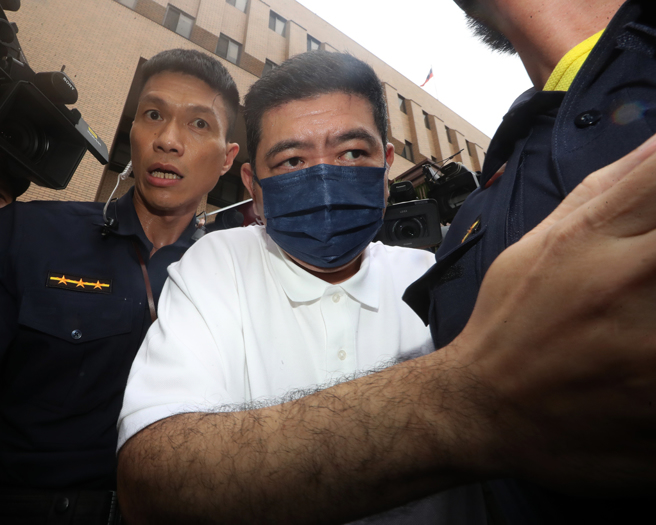 藝人NONO（陳宣裕）日前遭網紅「小紅老師」指控涉嫌性騷、性侵，相關被害者多達25人。台北地檢署檢方2日庭訊NONO（中）後，諭令他50萬交保，在辦完交保手續後，NONO在法警協助下離開地檢署，對於媒體的提問，NONO低調沒有回應。（劉宗龍攝）