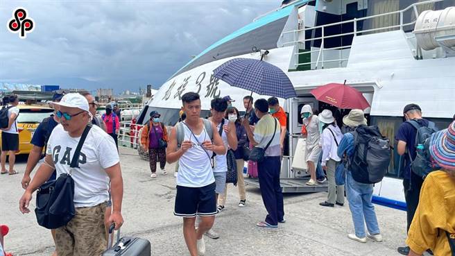 台東客輪業者昨開航5艘綠島往台東、1艘蘭嶼往台東船班，疏運1692人返台。（蕭嘉蕙攝）
