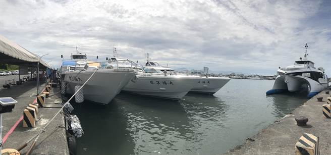 中颱卡努来势汹汹，往返小琉球4家民营客船公告，3日全天正常航行，4日全天停航，5日则视海况再决定是否航运。（谢佳潾摄）