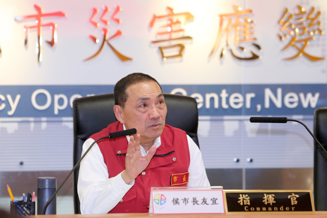 新北市政府今晚7時召開卡努颱風第3次工作會報，傍晚自日本返台的新北市長侯友宜現身主持。卡努颱風往北台灣進逼，甫訪日返國的新北市長侯友宜2日晚間坐鎮災害應變中心，了解最新颱風動態及各單位防颱整備情形。（黃世麒攝）