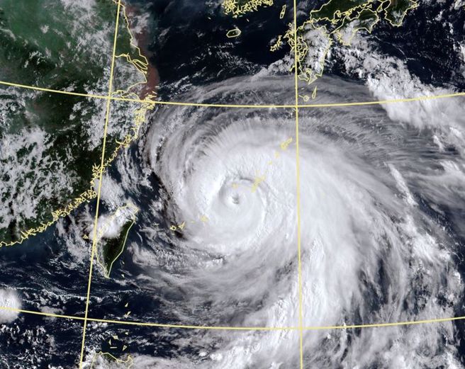 卡努颱風來襲，新北市明天停班停課。(翻攝自氣象局)