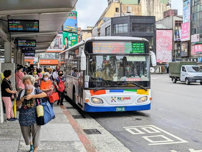 基隆市公车处表示，8月3日停班停课，除部分路线减班行驶外，其余路线都停止行驶。（张志康摄）
