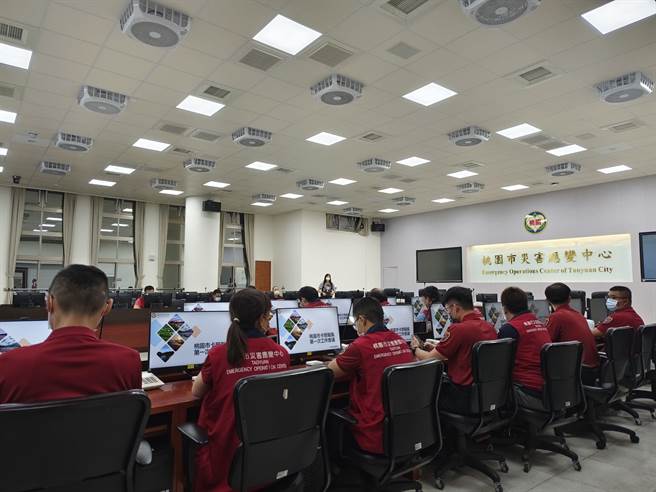 卡努颱风来势汹汹，桃园市政府今晚8时举办「卡努颱风灾害应变中心二级开设」应变整备会议。（赖佑维摄）