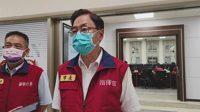 桃园市长张善政表示，根据气象预报，桃园不管是风、雨，离放假都有一段标准。（赖佑维摄）