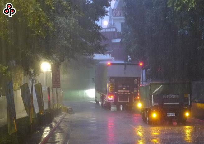 台北市自8月2日晚间9时起开放全市8公尺以上道路红黄线停车，路边停车暂停收费。（本报资料照片）