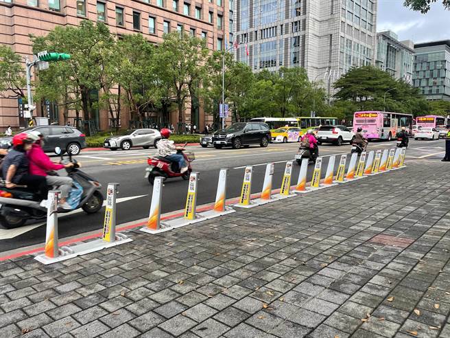 考量风雨加剧，为维护民眾骑乘安全，YouBike微笑单车、共享机车将于8月3日0时起全面停止营运。（刘彦宜摄）