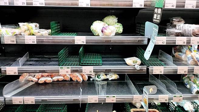 颱風假前夕，北部超市湧進人潮採購物資，不少食品都被掃蕩一空。（圖／讀者提供）