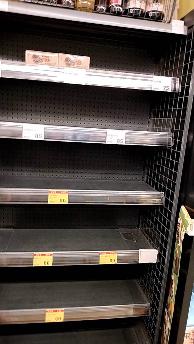 颱風假前夕，北部超市湧進人潮採購物資，不少食品都被掃蕩一空。（圖／讀者提供）