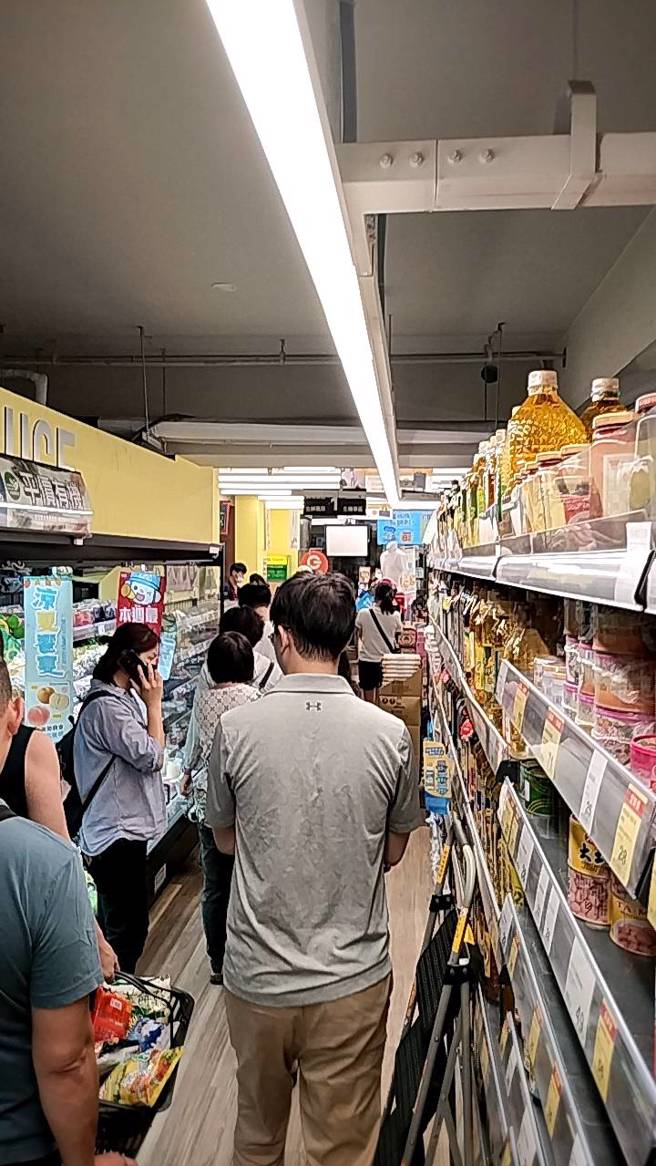 颱風假前夕，北部超市湧進人潮採購物資，不少食品都被掃蕩一空。（圖／讀者提供）