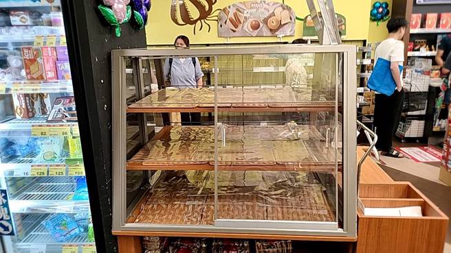 颱風假前夕，北部超市湧進人潮採購物資，不少食品都被掃蕩一空。（圖／讀者提供）