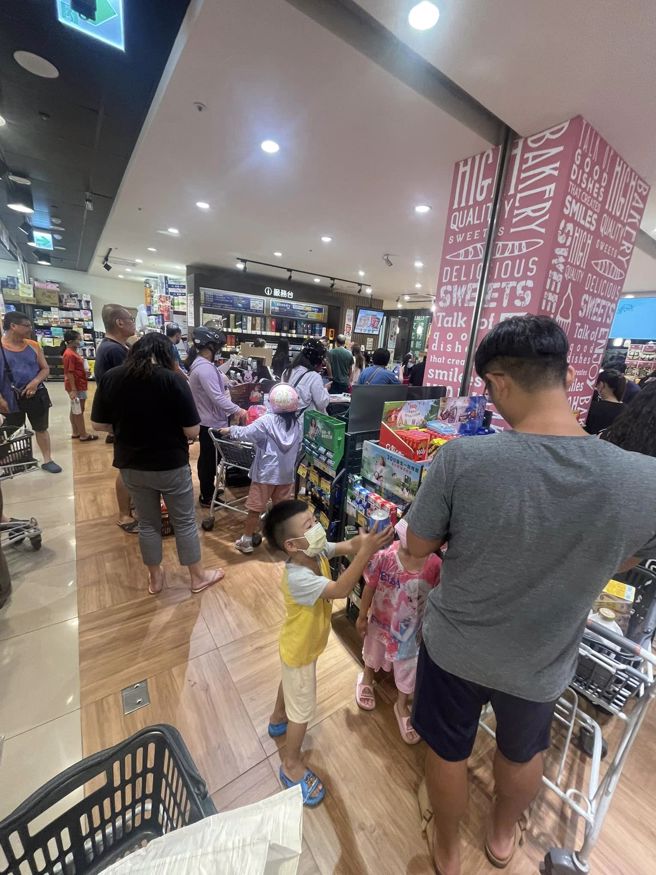 超市採購人潮太多，不少人排隊等待結帳。（圖／翻攝爆廢1公社）