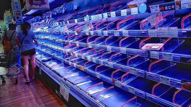 颱風卡努逐漸朝台灣接近，北北基3日放颱風假，民眾把握機會前往賣場購物防颱，超市貨架被掃一空。（王英豪攝）