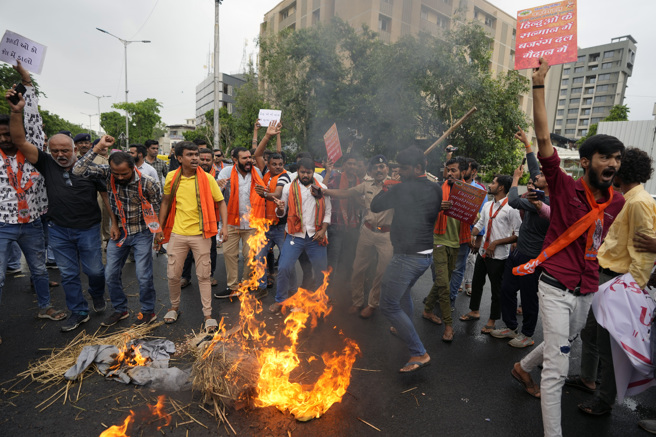  印度哈雅納省爆發宗教衝突，兩派支持者2日在西部古茶拉底省阿默達巴德市街頭上演火爆場面。（美聯社）