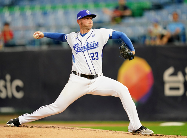 富邦悍將新洋投伍茲初登板投5局失7分。（富邦悍將提供）