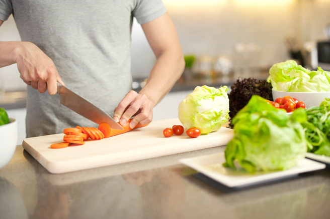 清洁专家建议，不同食材最好有专用砧板，以防细菌交叉污染。（图／Shutterstock）