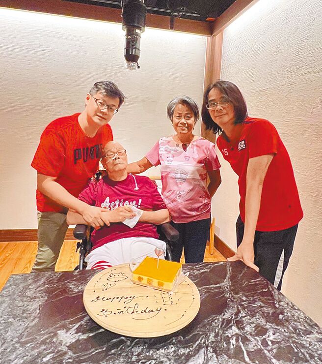 陈建宁（右起）、母亲、父亲及家人，时常聚餐互动。（无限延伸提供）